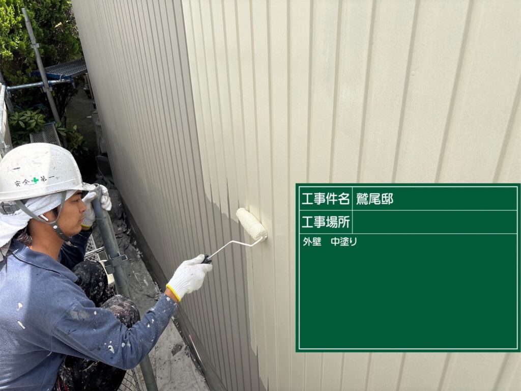 【外壁中塗り】<br />
塗膜の厚みを確保し、防水性能を向上させます。<br />
<br />
未施工の場合、耐久性が不足し、劣化が早まります。
